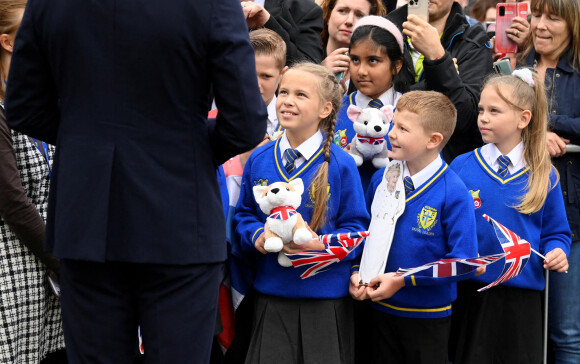 Des écoliers sont face à un prince et une princesse : Catherine - Kate - Middleton, princesse de Galles est allée à la rencontre du public avec son époux le prince William, aux portes de Sandringham House à Norfolk, Royaume Uni, le 15 septembre 2022, après la mort de la reine Elisabeth II.