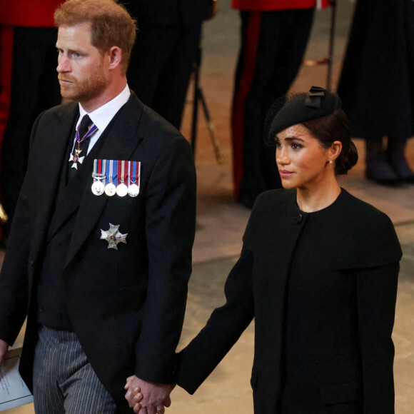 Catherine (Kate) Middleton, princesse de Galles, Le prince Harry, duc de Sussex et Meghan Markle, duchesse de Sussex - Procession cérémonielle du cercueil de la reine Elisabeth II du palais de Buckingham à Westminster Hall à Londres, où les Britanniques et les touristes du monde entier pourront lui rendre hommage jusqu'à ses obsèques prévues le 19 septembre 2022. Le 14 septembre 2022.