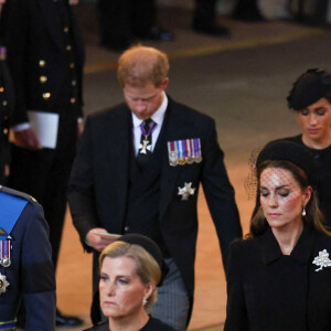 Sophie Rhys-Jones, duchesse d'Edimbourg, Le prince William, prince de Galles, et Catherine (Kate) Middleton, princesse de Galles, Le prince Harry, duc de Sussex et Meghan Markle, duchesse de Sussex - Intérieur - Procession cérémonielle du cercueil de la reine Elisabeth II du palais de Buckingham à Westminster Hall à Londres, où les Britanniques et les touristes du monde entier pourront lui rendre hommage jusqu'à ses obsèques prévues le 19 septembre 2022. Le 14 septembre 2022.