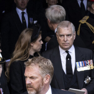 La princesse anne, la princesse Beatrice d'York, le prince Andrew duc d'York, le prince Harry et Meghan Markle - Procession cérémonielle du cercueil de la reine Elisabeth II du palais de Buckingham à Westminster Hall à Londres le 14 septembre 2022.