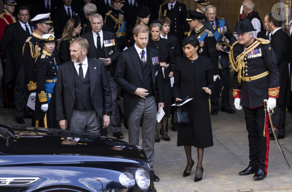 La princesse anne, la princesse Beatrice d'York, le prince Andrew duc d'York, le prince Harry et Meghan Markle - Procession cérémonielle du cercueil de la reine Elisabeth II du palais de Buckingham à Westminster Hall à Londres le 14 septembre 2022.