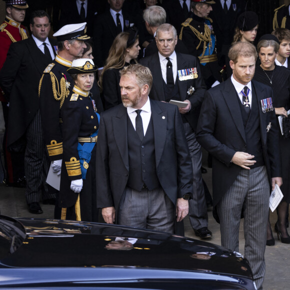 La princesse anne, la princesse Beatrice d'York, le prince Andrew duc d'York, le prince Harry et Meghan Markle - Procession cérémonielle du cercueil de la reine Elisabeth II du palais de Buckingham à Westminster Hall à Londres le 14 septembre 2022.