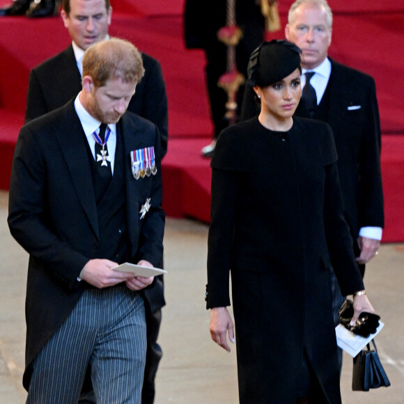 Le prince Harry et Meghan Markle - Procession cérémonielle du cercueil de la reine Elisabeth II du palais de Buckingham à Westminster Hall à Londres le 14 septembre 2022. © Photoshot / Panoramic / Bestimage
