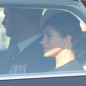 Le prince Harry et Meghan Markle - Procession cérémonielle du cercueil de la reine Elisabeth II du palais de Buckingham à Westminster Hall à Londres le 14 septembre 2022. © Photoshot / Panoramic / Bestimage