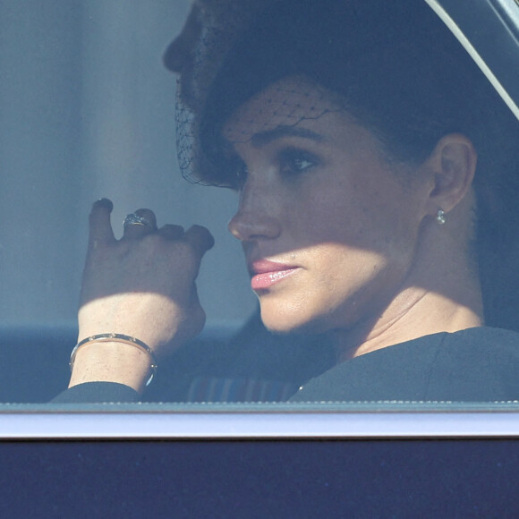 Le prince Harry, duc de Sussex et Meghan Markle, duchesse de Sussex - Sortie - Procession cérémonielle du cercueil de la reine Elisabeth II du palais de Buckingham à Westminster Hall à Londres, où les Britanniques et les touristes du monde entier pourront lui rendre hommage jusqu'à ses obsèques prévues le 19 septembre 2022. Le 14 septembre 2022.