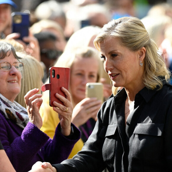 Le prince Edward, duc d'Edimbourg, et Sophie Rhys-Jones, duchesse d'Edimbourg, à la rencontre de la population de Manchester, le 15 septembre 2022.