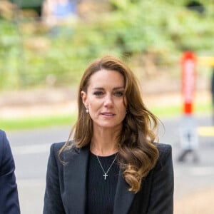 Le prince William, prince de Galles, et Catherine (Kate) Middleton, princesse de Galles regardent les hommages floraux laissés par les membres du public aux portes de Sandringham House à Norfolk, Royaume Uni, le 15 septembre 2022, après la mort de la reine Elisabeth II.