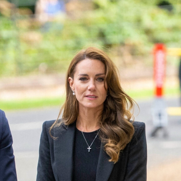 Le prince William, prince de Galles, et Catherine (Kate) Middleton, princesse de Galles regardent les hommages floraux laissés par les membres du public aux portes de Sandringham House à Norfolk, Royaume Uni, le 15 septembre 2022, après la mort de la reine Elisabeth II.