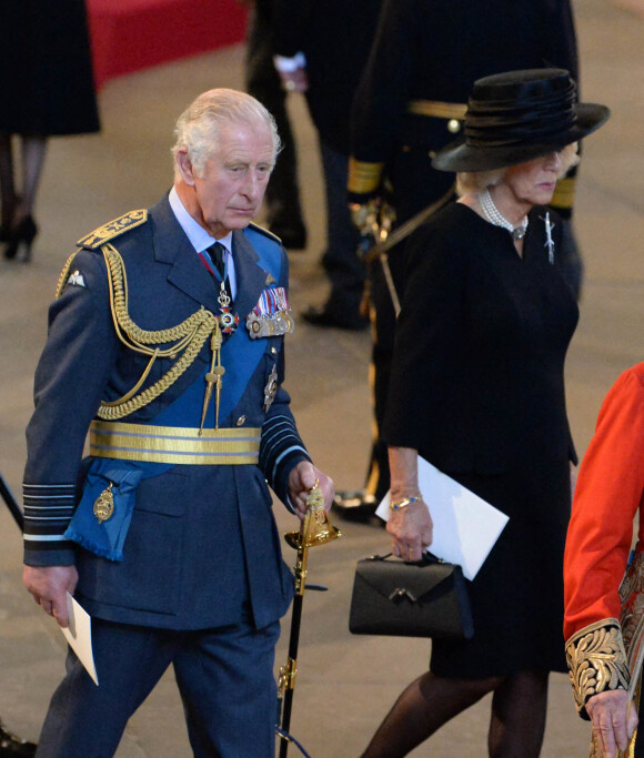 Le roi Charles III d'Angleterre et Camilla Parker Bowles, reine consort d'Angleterre - Procession cérémonielle du cercueil de la reine Elisabeth II du palais de Buckingham à Westminster Hall à Londres le 14 septembre 2022. © Photoshot / Panoramic / Bestimage
