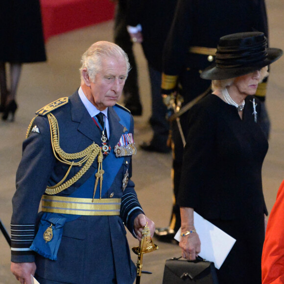 Le roi Charles III d'Angleterre et Camilla Parker Bowles, reine consort d'Angleterre - Procession cérémonielle du cercueil de la reine Elisabeth II du palais de Buckingham à Westminster Hall à Londres le 14 septembre 2022. © Photoshot / Panoramic / Bestimage