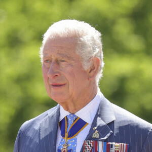 Le prince Charles, prince de Galles, et Camilla Parker Bowles, duchesse de Cornouailles, assistent à une cérémonie de dépôt de gerbes à Ottawa, dans le cadre de leur visite pour marquer le jubilé de platine de la reine d'Angleterre