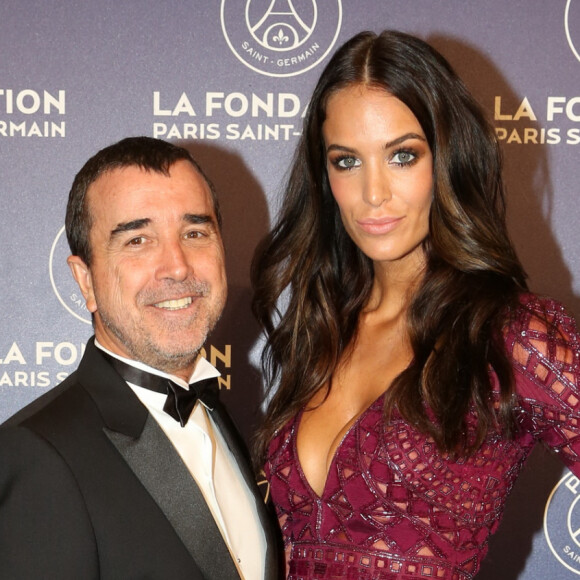 Exclusif - Arnaud Lagardère et sa femme Jade Foret (Lagardère) - Dîner de gala au profit de la Fondation PSG au Parc des Princes à Paris. La Fondation PSG avait réuni lors de ce 4ème Gala annuel les acteurs du Club (Joueurs foot et hand, staff et dirigeants) ainsi que quelque 400 invités. La vente aux enchères a permis de récolter la somme de 660000 euros. Ces fonds seront utilisés par la Fondation pour développer son programme phare d'école Rouge et Bleu qui a pour but d'aider les enfants de la région parisienne en difficulté scolaire. Parmi les généreux donateurs, C. Hanouna a notamment fait l'acquisition de la combinaison dédicacée de L.Hamilton pour la somme de 10000 euros ainsi que d'un tableau sur toile de Zenoy pour 35000 euros. A. Lagardère a remporté grâce à une ultime enchère à 90000 euros une création " Paris est magique " de l'artiste P.Rubinstein. J. Pastore a acquis un portrait de Verratti de Dabro pour la somme de 44000 euros. Quant au " Wild kong Tribute PSG " de R.Orlinski, il a été acheté par B. Matuidi pour la somme de 64000 euros. © Rachid Bellak/Bestimage 