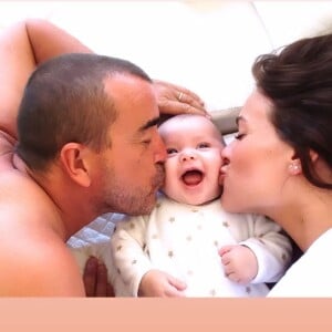 Jade et Arnaud Lagardère avec leur fille Livia, bébé