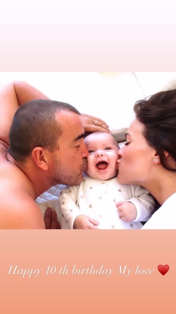 Jade et Arnaud Lagardère avec leur fille Livia, bébé