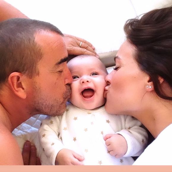 Jade et Arnaud Lagardère avec leur fille Livia, bébé