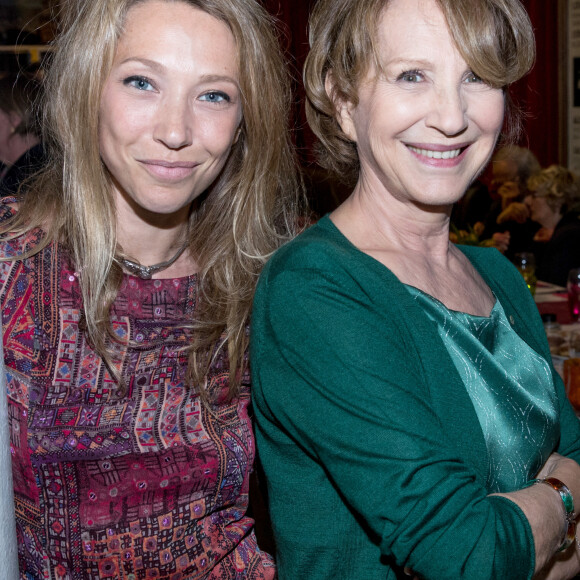 Laura Smet et sa mère Nathalie Baye - Soirée en l'honneur de Nathalie Baye, organisée par Louis Michel Colla, à La Chope des Puces, restaurant mythique de Marcel Campion à Saint-Ouen. Le 30 avril 2018 © Cyril Moreau / Bestimage 