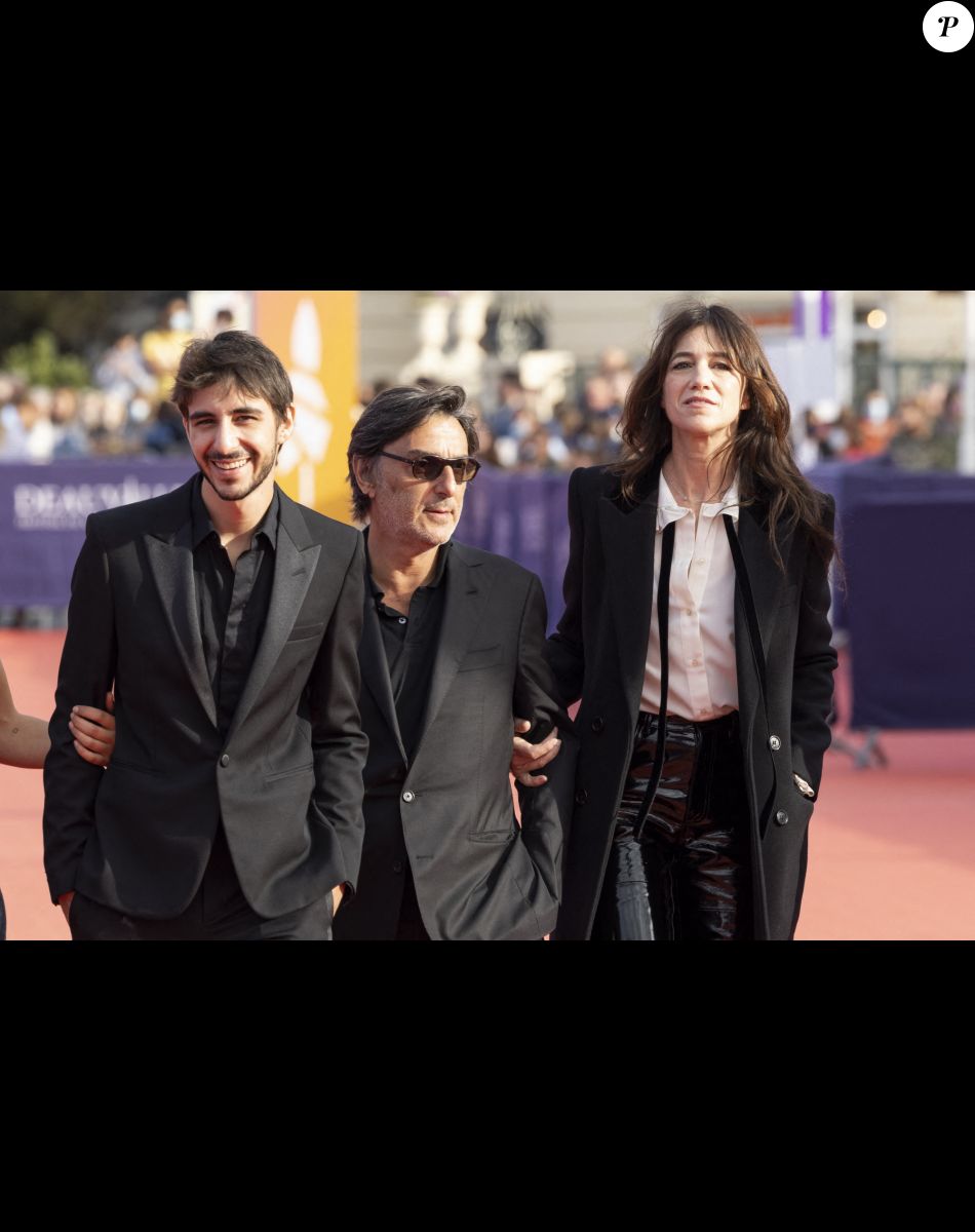 Charlotte Gainsbourg et Yvan Attal Leur fils Ben en couple, il officialise avec une ex de