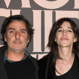 Ben Attal avec ses parents Yvan Attal et Charlotte Gainsbourg - Avant-première du film "Mon chien stupide" au cinéma UGC Normandie à Paris, le 22 octobre 2019. © Coadic Guirec/Bestimage 