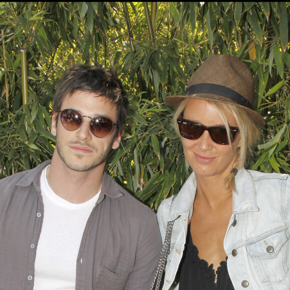 GASPARD ULLIEL ET SA COMPAGNE JORDANE CRANTELLE - PEOPLE A LA TREIZIEME JOURNEE DES INTERNATIONAUX DE FRANCE DE TENNIS DE ROLAND GARROS 2011  TENNIS FRENCH OPEN 2011 AT ROLAND GARROS MEN'S DEMI-FINALES TRIBUNES 