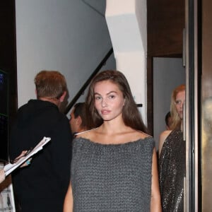 Thylane Blondeau quitte le défilé de JW Anderson lors de la Fashion Week à Londres, le 17 septembre 2022. 