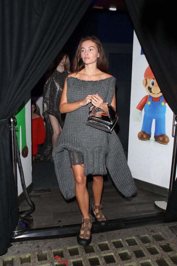 Thylane Blondeau quitte le défilé de JW Anderson lors de la Fashion Week à Londres, le 17 septembre 2022. 