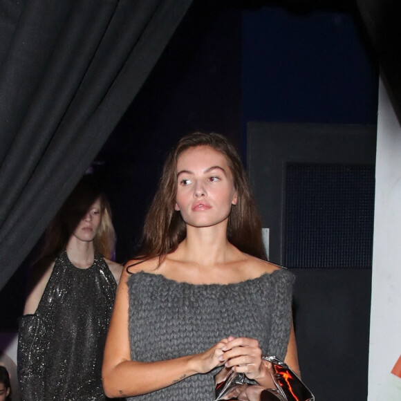 Thylane Blondeau quitte le défilé de JW Anderson lors de la Fashion Week à Londres, le 17 septembre 2022. 