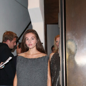 Thylane Blondeau quitte le défilé de JW Anderson lors de la Fashion Week à Londres, le 17 septembre 2022. 