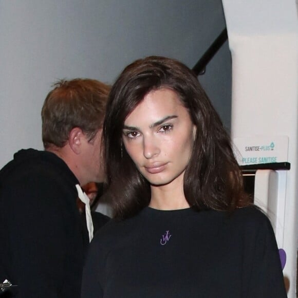 Emily Ratajkowski quitte le défilé de JW Anderson lors de la Fashion Week à Londres, le 17 septembre 2022. 