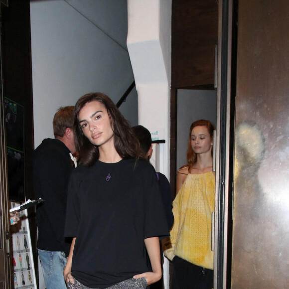 Emily Ratajkowski quitte le défilé de JW Anderson lors de la Fashion Week à Londres, le 17 septembre 2022. 