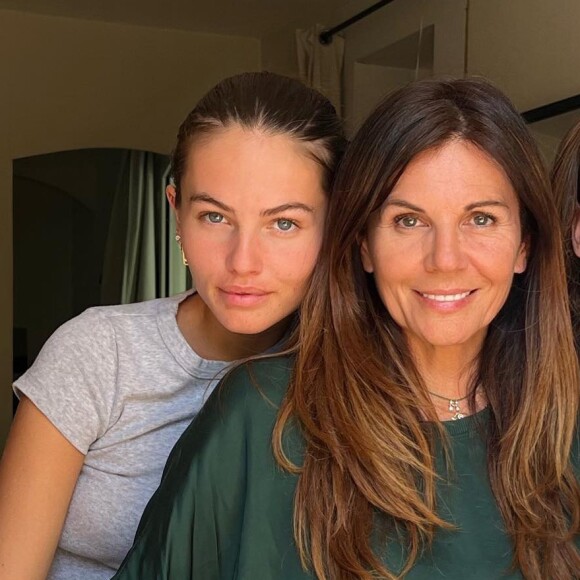 Veronika Loubry entourée de ses deux enfants Thylane et Ayrton Blondeau. Photo publiée sur Instagram à l'occasion de la fête des Mères en mai 2022.