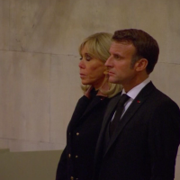 Brigitte et Emmanuel Macron devant le cercueil d'Elizabeth II : une scène intense dévoilée