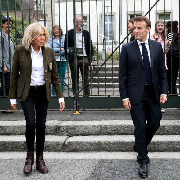 Le président de la République française, Emmanuel Macron, accompagné de sa femme la Première Dame, Brigitte Macron, visite la "Cité Internationale de la Tapisserie" à Aubusson, centre de la France, le 16 septembre 2022, dans le cadre des journées européennes du patrimoine 2022. © Stéphane Lemouton/Bestimage