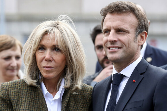 Le président de la République française, Emmanuel Macron, accompagné de sa femme la Première Dame, Brigitte Macron, visite le petit théâtre de Guéret et échange avec les élus et acteurs locaux de la culture, à Guéret, Creuse, France, le 16 septembre 2022. A cette occasion, le couple présidentiel a assisté à un extrait de MacBeth, aux côtés de la ministre de la Culture R.Abdul-Malak. Monsieur Bern a souligné la "richesse patrimoniale" de ce théâtre. © Stéphane Lemouton/Bestimage