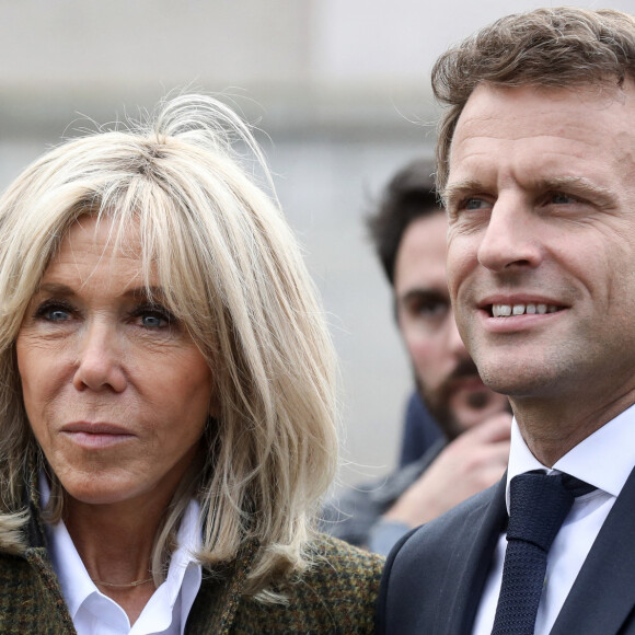 Le président de la République française, Emmanuel Macron, accompagné de sa femme la Première Dame, Brigitte Macron, visite le petit théâtre de Guéret et échange avec les élus et acteurs locaux de la culture, à Guéret, Creuse, France, le 16 septembre 2022. A cette occasion, le couple présidentiel a assisté à un extrait de MacBeth, aux côtés de la ministre de la Culture R.Abdul-Malak. Monsieur Bern a souligné la "richesse patrimoniale" de ce théâtre. © Stéphane Lemouton/Bestimage