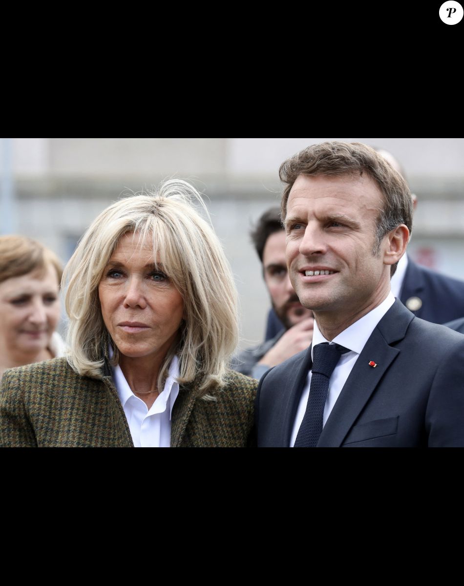 Brigitte Et Emmanuel Macron Devant Le Cercueil Delizabeth Ii Une