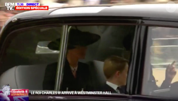 Captures BFM TV - La princesse Charlotte et le prince George arrivent en voiture avec la reine consort Camilla et leur maman, Kate Middleton