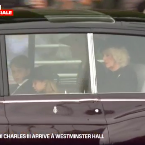 Captures BFM TV - La princesse Charlotte et le prince George arrivent en voiture avec la reine consort Camilla et leur maman, Kate Middleton