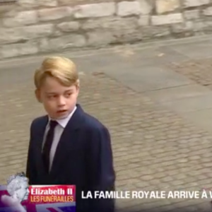 La princesse Charlotte et le prince George arrivent à l'abbaye de Westminster avec la reine consort Camilla et leur maman, Kate Middleton