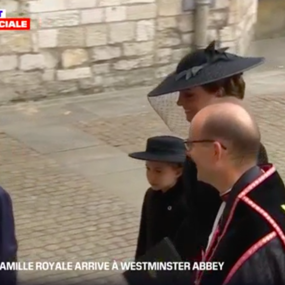 La princesse Charlotte et le prince George arrivent à l'abbaye de Westminster avec la reine consort Camilla et leur maman, Kate Middleton