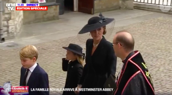 La princesse Charlotte et le prince George arrivent à l'abbaye de Westminster avec la reine consort Camilla et leur maman, Kate Middleton