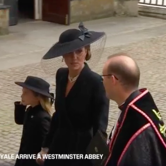 La princesse Charlotte et le prince George arrivent à l'abbaye de Westminster avec la reine consort Camilla et leur maman, Kate Middleton