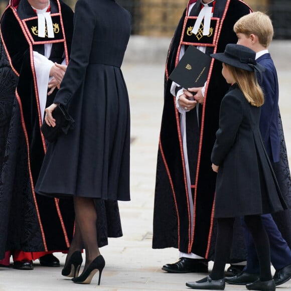 Kate Middleton, princesse de Galles, et ses enfants George et Charlotte à l'entrée de l'abbaye de Westminster à Londres le 19 septembre 2022 Photo : Andrew Milligan/PA Wire.