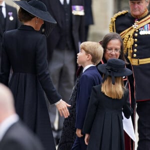 Kate Middleton, princesse de Galles, et ses enfants George et Charlotte à l'entrée de l'abbaye de Westminster à Londres.  Photo : Andrew Milligan/PA Wire.