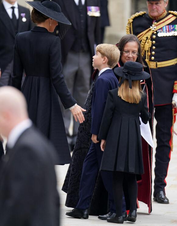 Kate Middleton, princesse de Galles, et ses enfants George et Charlotte à l'entrée de l'abbaye de Westminster à Londres.  Photo : Andrew Milligan/PA Wire.