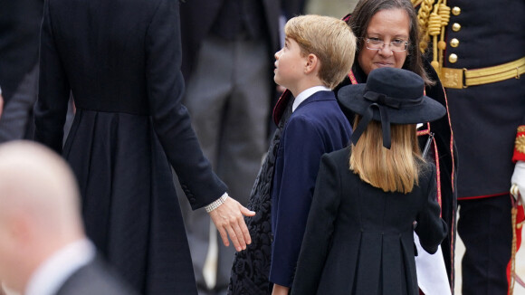 Funérailles d'Elizabeth II : Le prince George au côté de sa soeur Charlotte, avec un chapeau pour marquer l'histoire