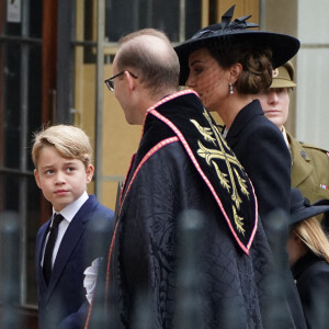 Kate Middleton, princesse de Galles, et ses enfants George et Charlotte à l'entrée de l'abbaye de Westminster à Londres Photo : Andrew Milligan/PA Wire.