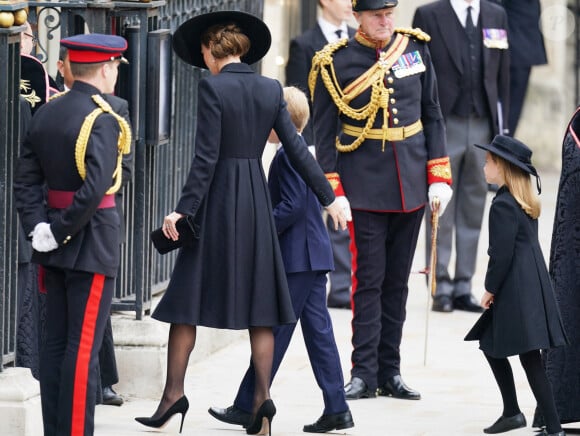 Kate Middleton, princesse de Galles, et ses enfants George et Charlotte à l'entrée de l'abbaye de Westminster à Londres le 19 septembre 2022 Photo : Andrew Milligan/PA Wire.
