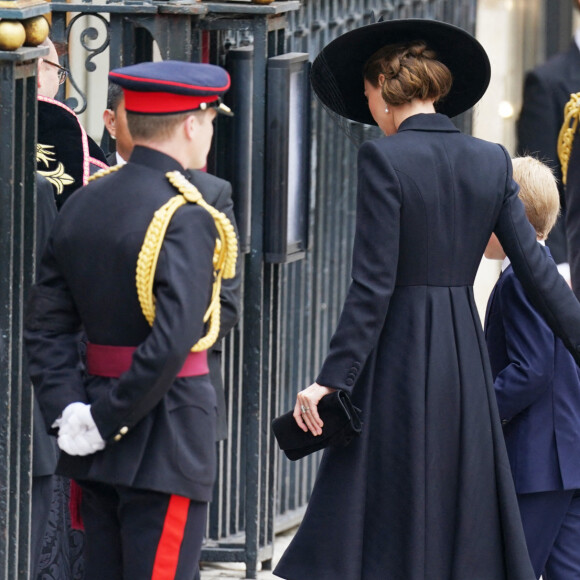 Kate Middleton, princesse de Galles, et ses enfants George et Charlotte à l'entrée de l'abbaye de Westminster à Londres le 19 septembre 2022 Photo : Andrew Milligan/PA Wire.