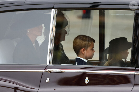 Kate Middleton, la reine consort Camilla, le prince George et la princesse Charlotte arrivent à l'abbaye de Westminster pour les obsèques d'Elizabeth II le 19 septembre 2022. Photo by Hannah McKay/PA Photos/ABACAPRESS.COM