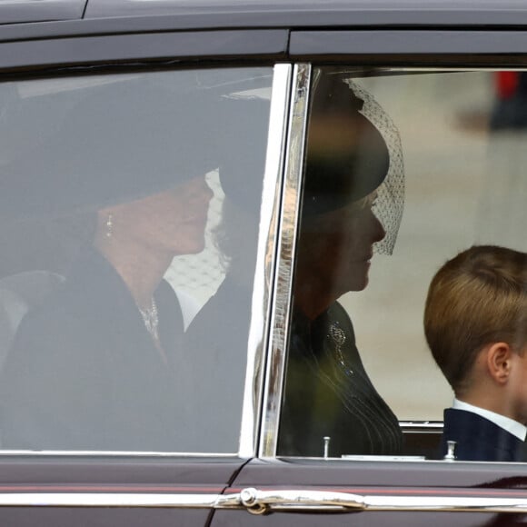 Kate Middleton, la reine consort Camilla, le prince George et la princesse Charlotte arrivent à l'abbaye de Westminster pour les obsèques d'Elizabeth II le 19 septembre 2022. Photo by Hannah McKay/PA Photos/ABACAPRESS.COM